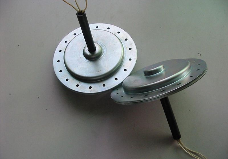 磁盤式三相發(fā)電機(jī)星連接有四個(gè)終端，如何連接整流器橋？